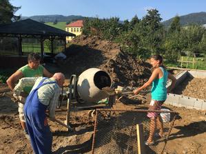 7.september 2016 - rovnanie hliny, dolievanie tvárnic (naozaj som hádzala do miešačky 💪🏻👷🏻♀️ nie je to len kvôli fotke... bolo treba ešte niekoľko fúrikov betónu)