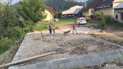 13.september - a stále štrk, už niekoľko dní 👷🏻♀️👷🏻a už aj žaba na pľaci 🐸