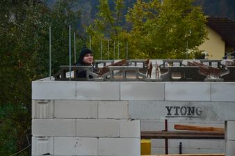 19.október 2016 - vytešený, vysmiaty - po niekoľkých dňoch sa to zas rozhýbalo a snáď stíhame do prvého snehu aj strechu