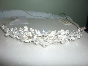 Beautiful tiara matches the dress perfectly
