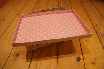 Otevřená krabička - koupili jsme ji právě kvůli polka dot vnitřku :)