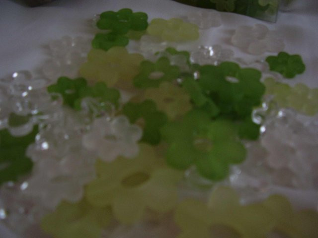 Zelená svatba - zelené a bílé kytičky - dekorace na stoly