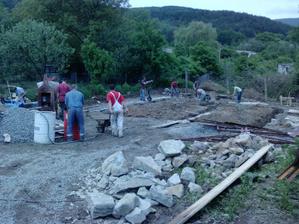 15.5.2010 - brigáda č.1 - betonovanie zakladov