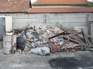 dalšia kopa bordelu čaka na odvoz