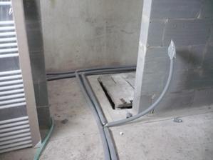 ta volna rúra čaká na radiator a ešte sa zo spiatočky pojde podlahove kurenie
