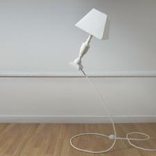 Lampa Gvesner Ešte predtým, ako niekto napíše "Photoshop", vám poviem: kábel je zosilnený. Resp. stojan vyzerá ako kábel.