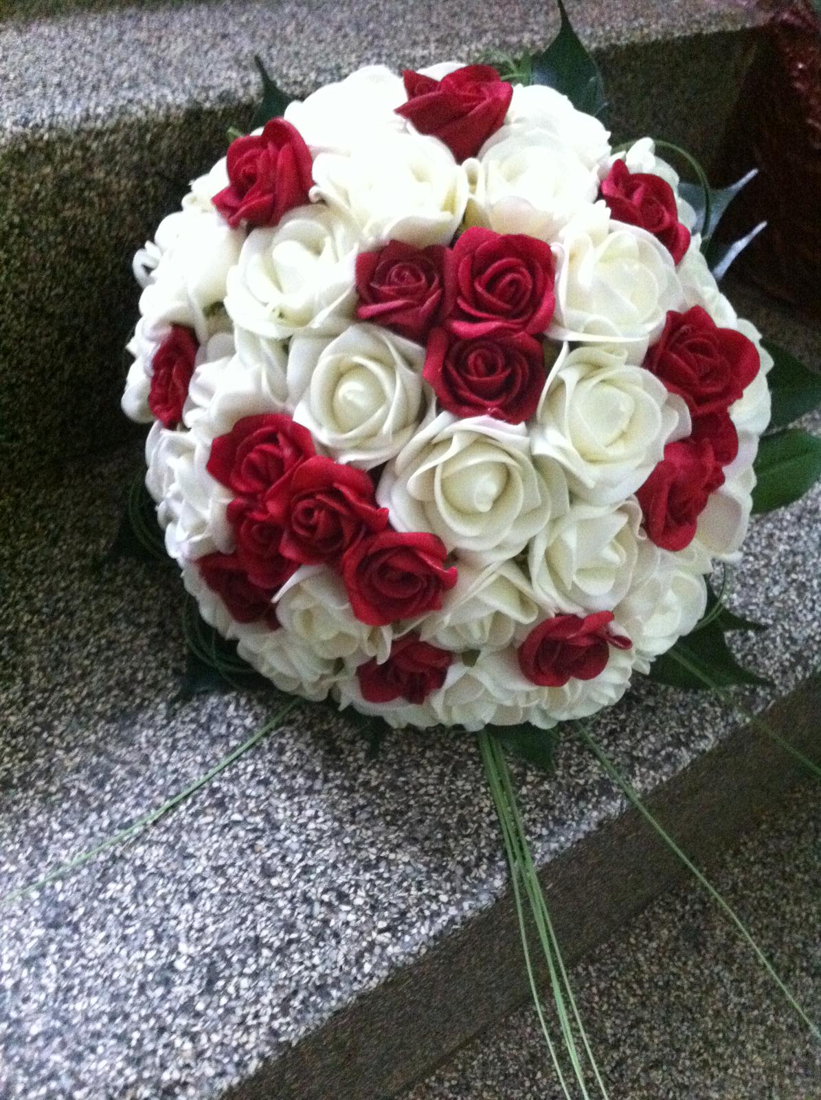 Svatební kytice z umělých květin - krémovo-rudá - Obrázek č. 2