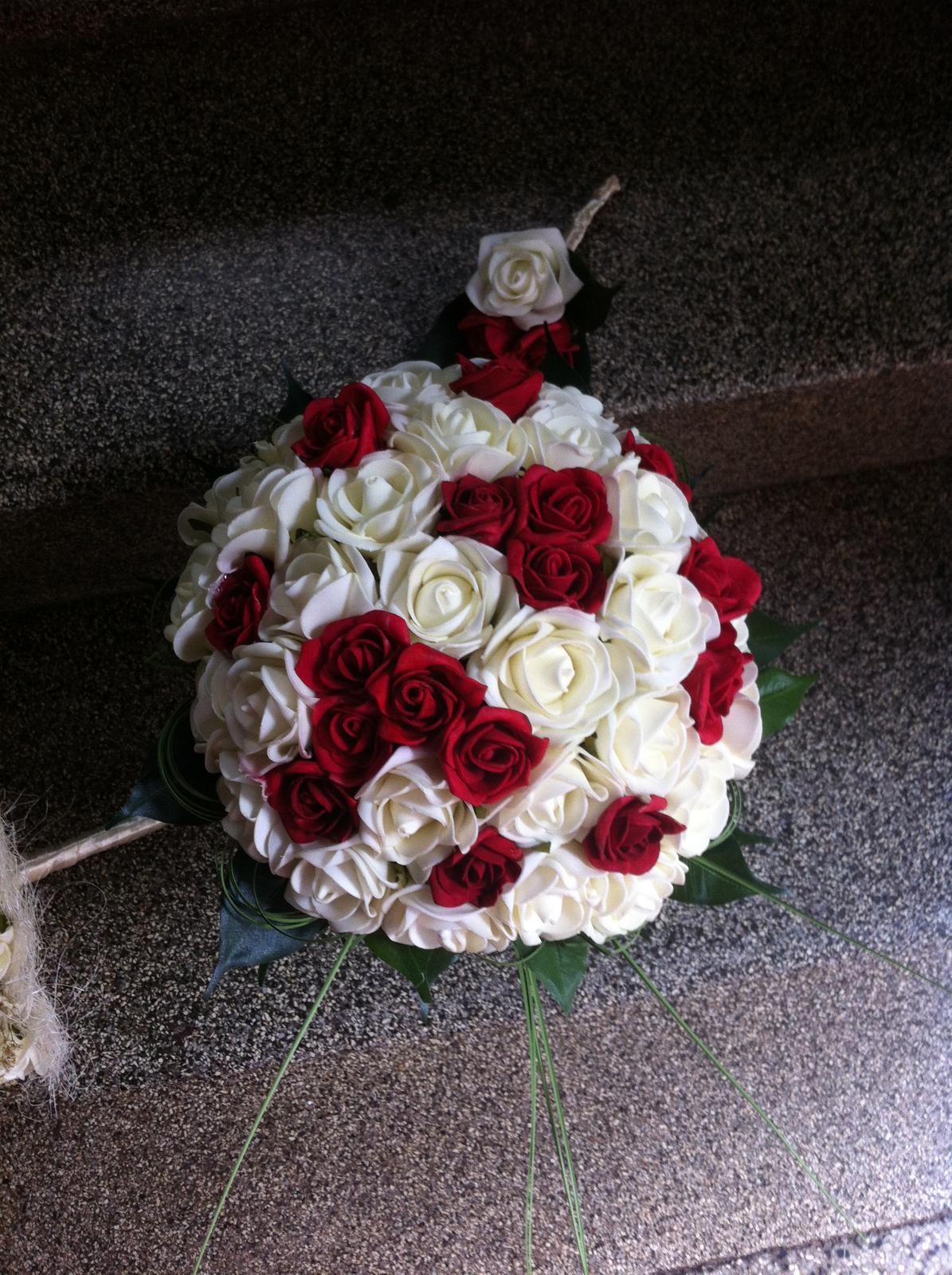 Svatební kytice z umělých květin - krémovo-rudá - Obrázek č. 3