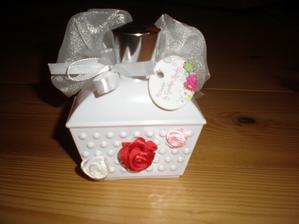 To svatební zdobení mě pohltilo - musela jsem olepit i mou oblíbenou avoňáckou EDP Flower By Cynthia Rowley, která na svatbě rozhodně nebude chybět :)
