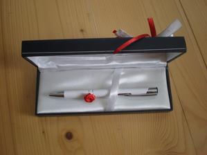 Na první podpis novým jménem :) Žádné drahé pero, úplně obyčejná propiska za dvacku, našla jsem doma krabičku od nějakých dárkových propisek, trošku přizdobit a je to :)