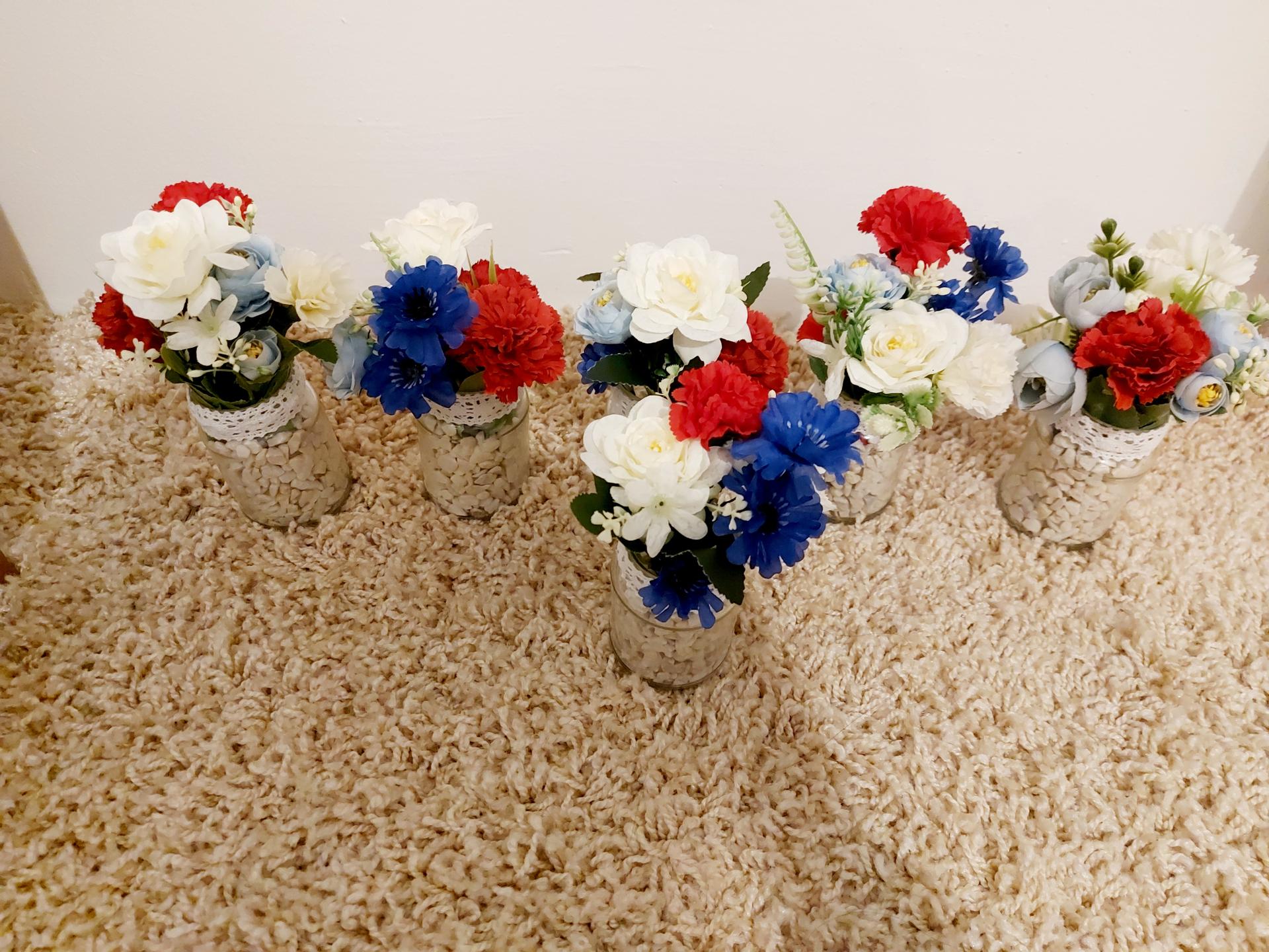 Prípravy v plnom prúde - Z umelých kvetov, čo mi ostali z party som vytvorila male kytičky, ktoré umiestnim na stand by stoliky na posedenie, ktoré bude ešte pred obradom vonku v altánku