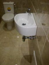 osadene umyvadlo vo wc