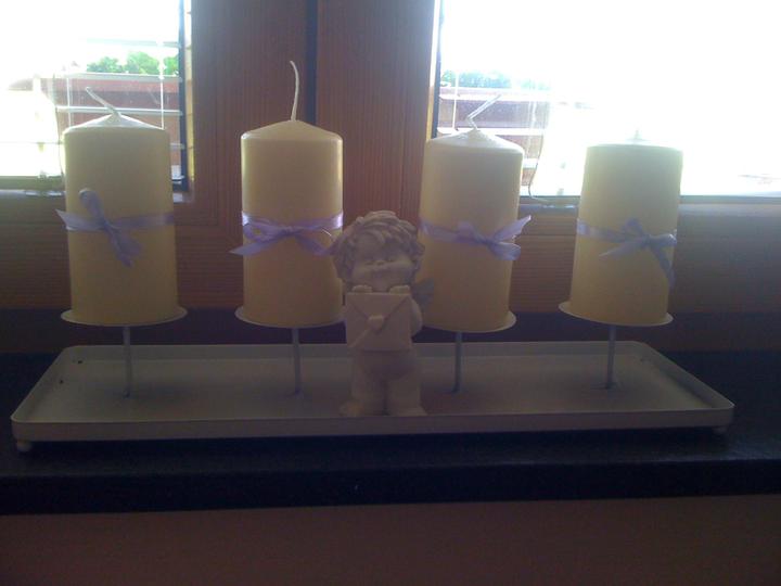 Tak tohle už máme ... :) - svíčky v pokoji u našich, jenom trochu nazdobené :)