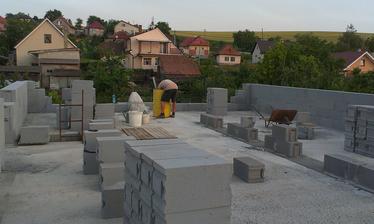 a jedna "zvnútra" - je to skvelý pocit, keď to rastie (hlavne keď si všetku robotu robíte sami) :)