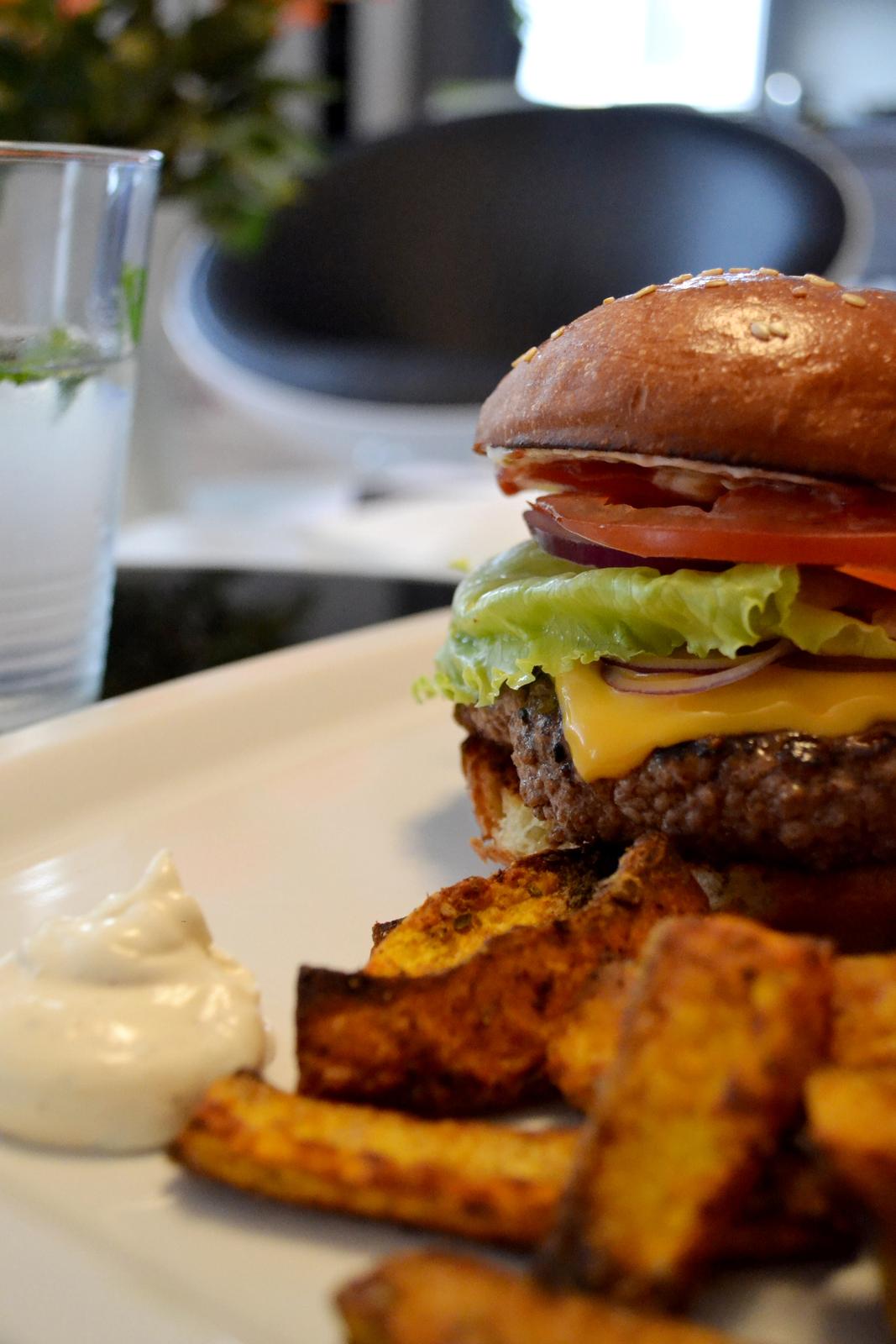 Upečeno a uvařeno u nás doma - Hovězí burger s dýňovými hranolkami a domácím bylinkovým dipem
