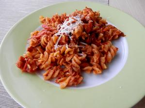 Těstoviny s rajčaty a tuňákem sypané parmezánem