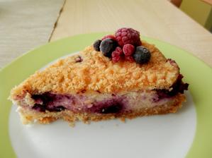 Drobenkový koláč s tvarohem a červeným ovocem