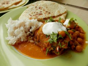 Kuřecí curry s cizrnou a zakysankou, rýže s hřebíčkem a placky čapátí
