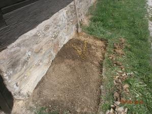 urobila som si "predzahradku", este vysadit kvietkami...