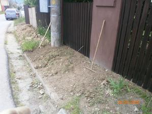 druha cast chalupove "predzahradky" zrovnana, trava zasadena, plot opraveny