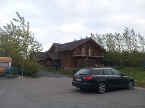 Brutalna drevenica a oprori je autoservis a reštika tiež z dreva. No fotky musim prisť urobiť inokedy
