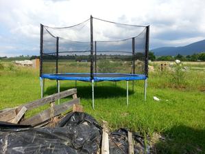 trampolína je konečne von z krabice kúpil som ju dcére ešte v septembri