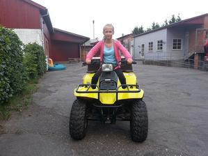 Požičali sme si ATV a povozili sme sa po firme