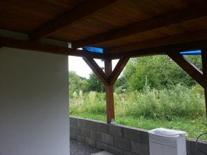 znova som natiahol modrú foliu aby nám obklad nemokol
