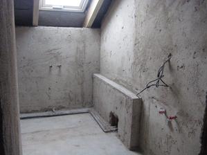 6.7.2012 - omítky zatím jen nahrubo - nevyštukováno, tady se bude pak rovnou obkládat - horní koupelna.