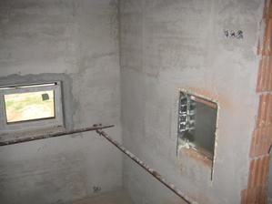 6.7.2012 - omítky zatím jen nahrubo - nevyštukováno. Krabice na rozvody podlahového topení na schodišti. Málem mě ranil šlak, když jsem to tam viděla. Manžel přendal do šatny, odsud ta opičárna zmizela :-) uffffff