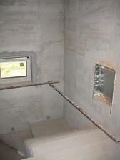 6.7.2012 - omítky zatím jen nahrubo - nevyštukováno. Krabice na rozvody podlahového topení na schodišti. Málem mě ranil šlak, když jsem to tam viděla. Manžel přendal do šatny, odsud ta opičárna zmizela :-) uffffff