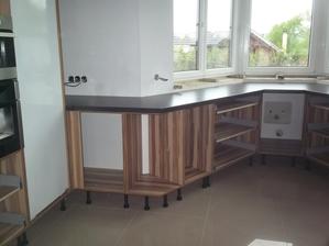 10.5.2013 - třetí den montáže kuchyně - parapet do výklenku je ve výrobě, bude stejný jako pracovní deska.