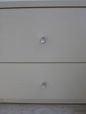 03/2014 - v ložnici nové noční stolky vyrobené na míru - absolutní smysl pro detail. Madla Swarovski ladící k posteli :-))))