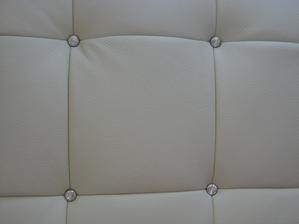 03/2014 - v ložnici nové noční stolky vyrobené na míru - absolutní smysl pro detail. Madla Swarovski ladící k posteli :-))))