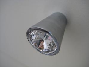 03/2014 - v ložnici nové noční stolky vyrobené na míru - absolutní smysl pro detail. Madla Swarovski ladící k posteli :-))))