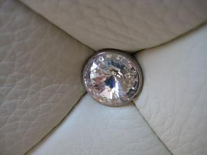 03/2014 - v ložnici nové noční stolky vyrobené na míru - absolutní smysl pro detail. Madla Swarovski ladící k posteli :-))))