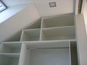 03/2014 - Vysněná šatna. Mám z ní obrovskou radost je náááádherná a tolik úložných prostor :-)) dělaná na míru, jako všechno v našem domku - od šikovného truhláře :-))