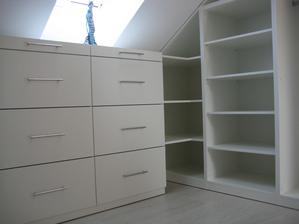 03/2014 - Vysněná šatna. Mám z ní obrovskou radost je náááádherná a tolik úložných prostor :-)) dělaná na míru, jako všechno v našem domku - od šikovného truhláře :-))