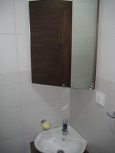03/2014 - a přibyl také nábytek do spodního WC. Spodní skříňka s umyvadlem.... a horní skříňka se zrcadlem.