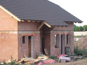 Připraveno na okapy, které jsou už také ve výrobě. Jinak tedy pěkný nepořádek za barákem :-( - 7.6.2011