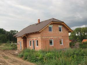 Okna zepředu chybí ve výklenku a také vchodové dveře :-((( bohužel dveře byly poškozené a okna do výklenku udělali špatně, takže se bude předělávat :-(((