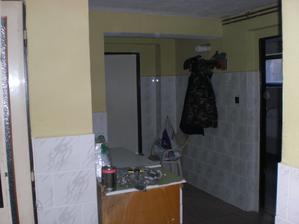 Vlevo- dveře bude wc, na středu se vyzdí příčka a zabudují se dveře, které oddělí byt. Vlevé části za zdí je schodiště, které není vidět a potom se dá jít do patra. V pravo bude koupelka a prádelka či bordelkout