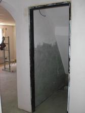 Zde bude wc, vlevo vstup do kuchyně s obývákem