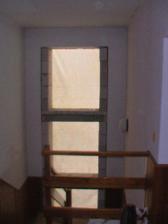 Místo luxferové stěny na schodišti jsme dali okna
