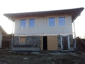 Náš domček už má aj okná