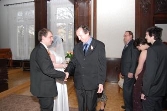 tatinek se tvari zlovestne