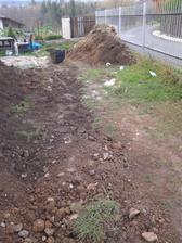 Kout s vodoměrnou šachtou...tady jsem měla v plánu suché jezírko, abychom zakryli víko, ale zároveň aby místo bylo přístupné pro odpis vodovodní přípojky..