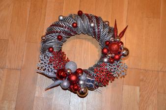 venček na vchodové dvere - priemer 30 cm - strieborno-červený