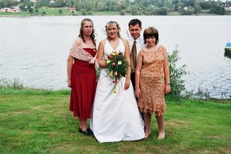 mé setřenky a bratranec:-)Katka,Jindřich a Ivča.Katy má svatbu 14.4.2007,už se těšíme!