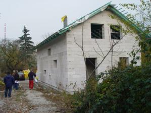 Listopad 2010 - pribyly kontralate, folie a okapy